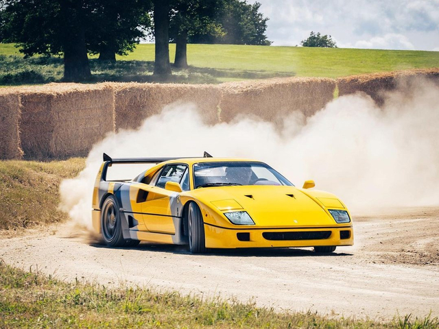 Ferrari F40 yang sedang menikung di atas tanah. Foto: tfjj/Instagram