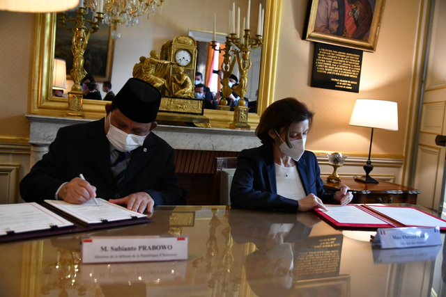 Menhan Prabowo teken kerja sama pertahanan dengan Kemhan Prancis. Foto: Dok. KBRI Paris