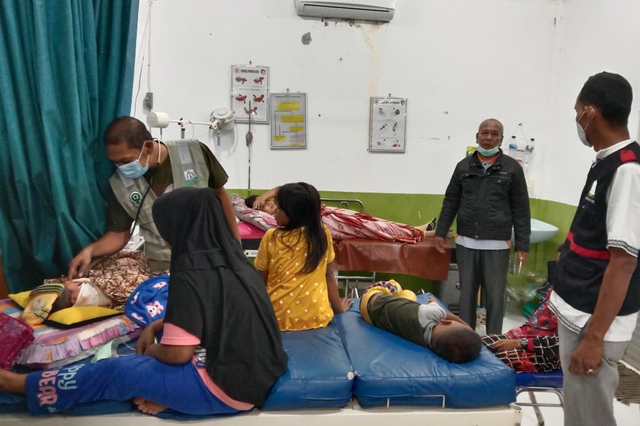 Warga dan anak-anak yang menjadi korban keracunan gas di Aceh Timur harus mendapat perawatan medis, Senin (28/6/2021). Foto: Dok. BPBA