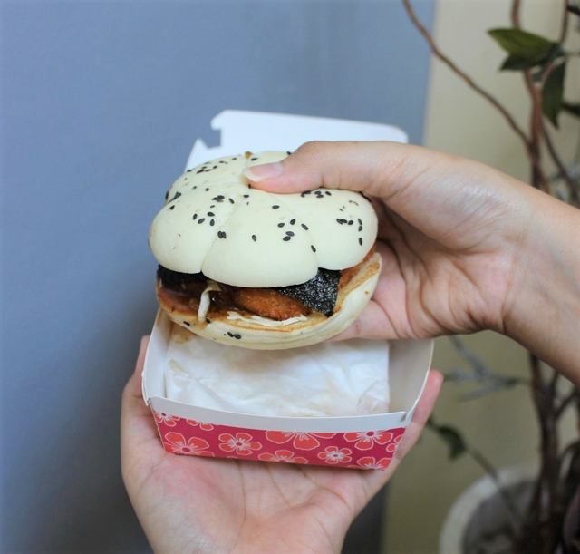 Fish fillet burger yakiniku dalam menu Taste of Japan McDonald's Indonesia Foto: Balqis Tsabita Azkiya/kumparan