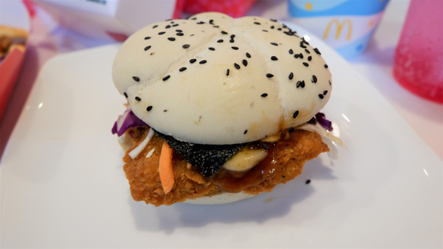 Fish fillet burger yakiniku dalam menu Taste of Japan McDonald's Indonesia Foto: Balqis Tsabita Azkiya/kumparan