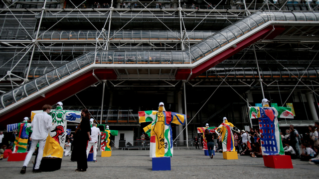 Seni Melukis Pakaian di Paris, Prancis. Foto: Reuters/Sarah Meyssonnier