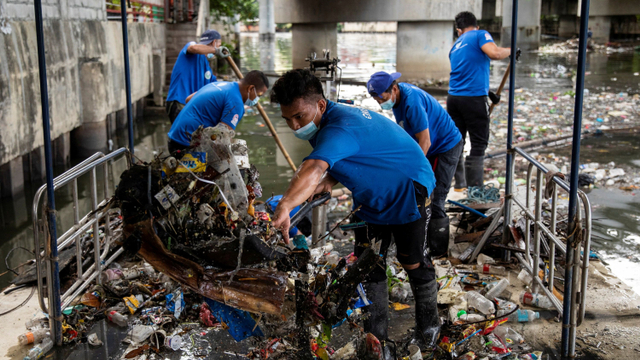 Pasukan sungai membersihkan sampah di kolong jalan di Manila, Filipina. Foto: REUTERS/Eloisa Lopez