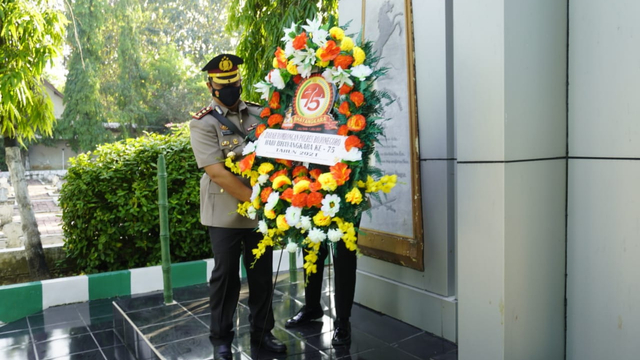 Kapolres Bojonegoro, saat meletakkan karangan bunga di Tugu Prasasti Taman Makam Pahlawan Kota Bojonegoro. (foto: istimewa)
