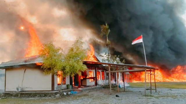 Salah satu gedung pemerintahan di Elelim, Kabupaten Yalimo, Papua yang dibakar massa pendukung pasangan calon kepala daerah setempat. (Dok foto: istimewa)