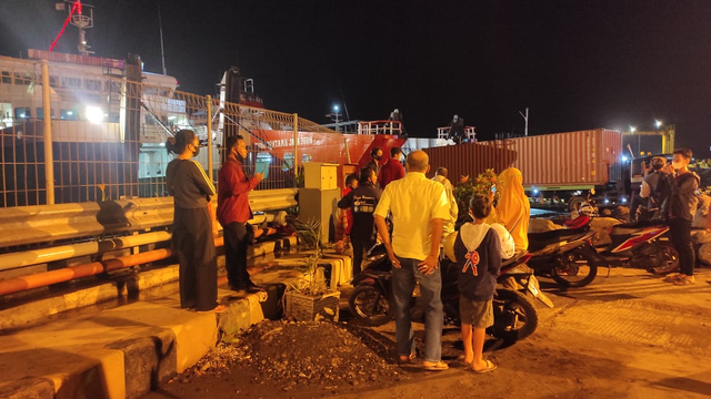 Keluarga Penumpang KMP Yunicee Berdatangan ke Pelabuhan Ketapang Banyuwangi. Foto: Dok. Istimewa