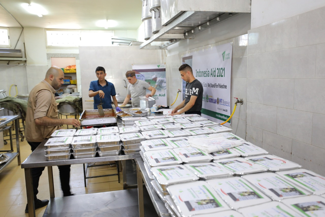 Sebanyak 1.500 Hot Meals digulirkan oleh Dompet Dhuafa melalui para relawan untuk para masyarakat di Palestina akibat konflik yang berkepanjangan. (Minggu, 20/6/2021) Sumber: Dompet Dhuafa