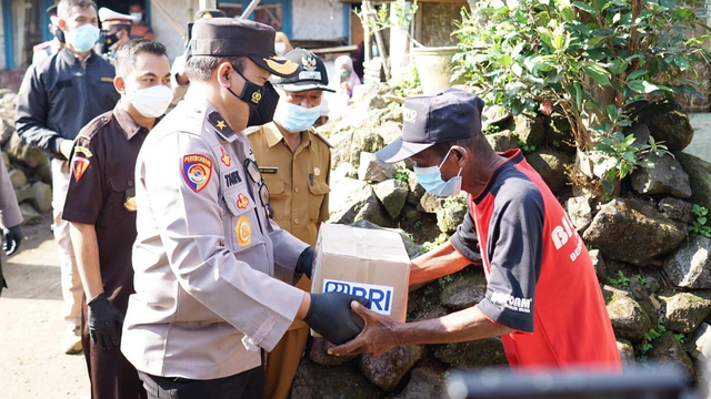 Polri Beri Bantuan untuk Petani di Sumedang: Ringankan Beban di Masa Pandemi (167321)