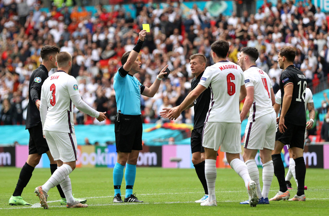 Pemain Inggris Declan Rice mendapat kartu kuning dari wasit Danny Makkelie saat pertandingan melawan Jerman pada babak 16 besar Euro 2020 di Stadion Wembley, London, Inggris.