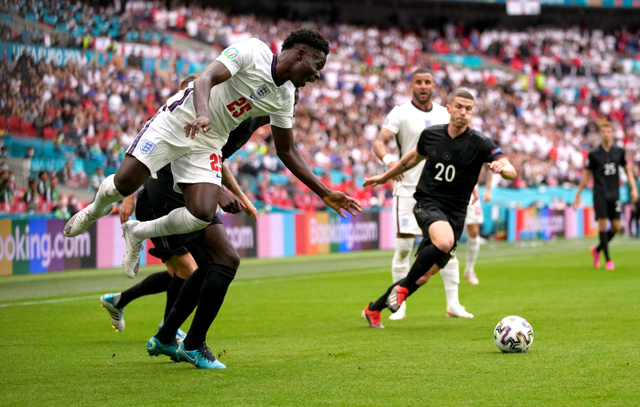 Pemain Jerman Antonio Rudiger melanggar pemain Inggris Bukayo Saka saat pertandingan babak 16 besar Euro 2020 di Stadion Wembley, London, Inggris. Foto: Frank Augstein/Reuters