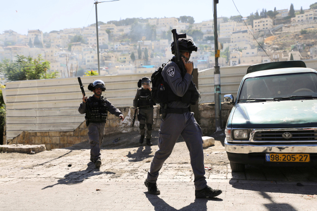 Anggota pasukan keamanan Israel saat bentrokan dengan warga Palestina yang di kawasan Silwan di Yerusalem Timur. Foto: Ammar Awad/Reuters