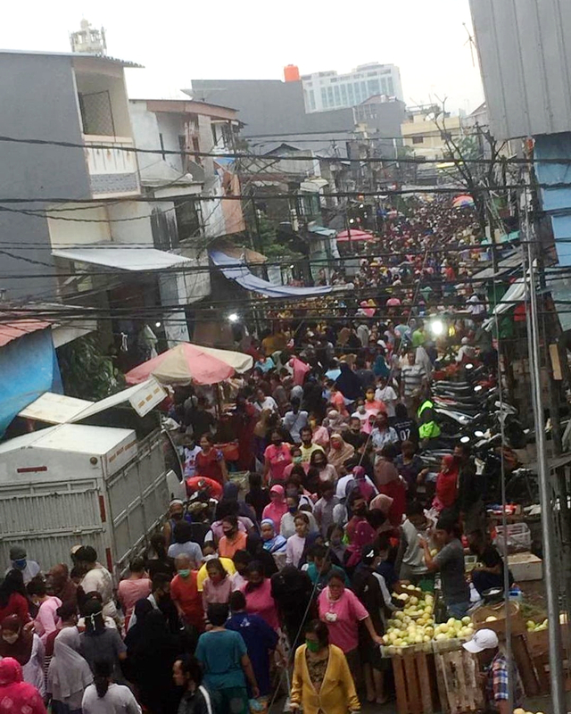 Kerumunan di Pasar Pademangan Jakarta. Foto: Instagram/@charleshonoris