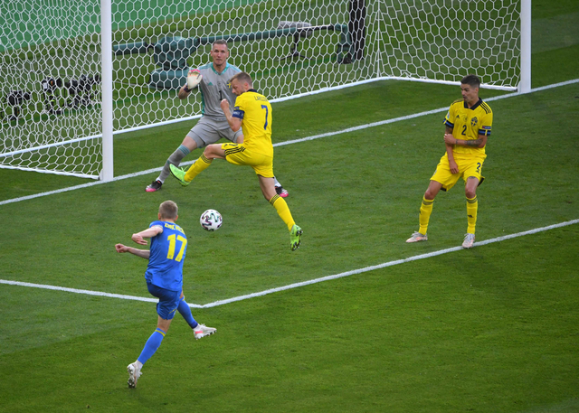Pemain Ukraina Oleksandr Zinchenko mencetak gol ke gawang Swedia saat pertandingan babak 16 besar Euro 2020 di Hampden Park, Glasgow, Skotlandia, Inggris. Foto: Andy Buchanan/Reuters