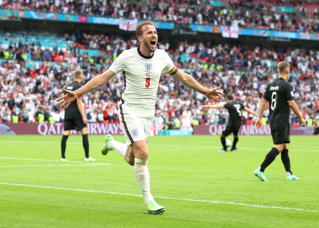 Selebrasi pemain Inggris Harry Kane saat melawan Jerman pada pertandingan babak 16 besar Euro 2020 di Stadion Wembley, London, Inggris. Foto: Catherine Ivill/Reuters