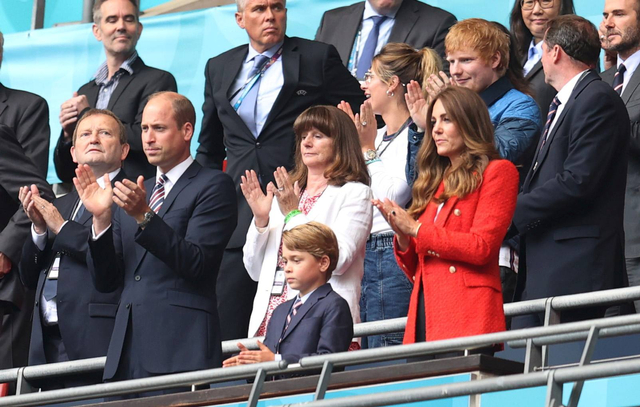 Pangeran William bersama Kate Middleton dan Pangeran George menonton langsung pertandingan antara Inggris vs Jerman. Foto: Catherine Ivill/Reuters