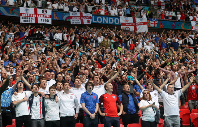 Suporter Inggris di tribun sebelum pertandingan melawan Jerman di Stadion Wembley, London, Inggris. Foto: Catherine Ivill/Reuters