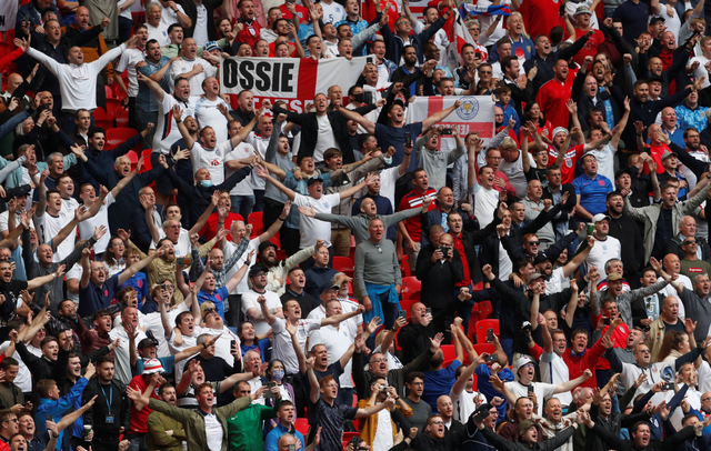 Suporter Inggris di tribun sebelum pertandingan melawan Jerman di Stadion Wembley, London, Inggris. Foto: Matthew Childs/Reuters