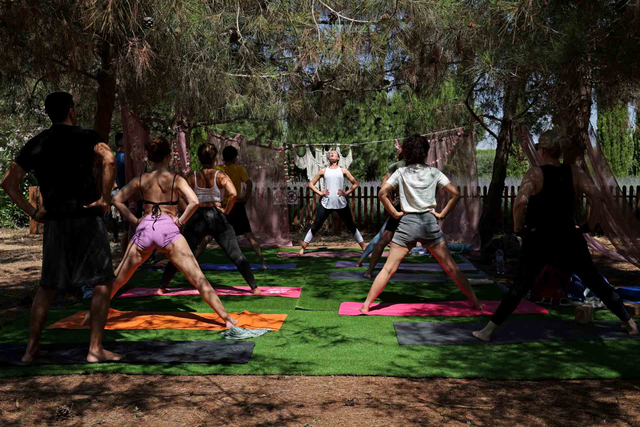 Orang-orang berlatih yoga di taman botani Cyherbia di desa Siprus Avgorou di barat daya distrik Famagusta, Siprus pada 8 Juni 2021. Foto: CHRISTINA ASSI/AFP