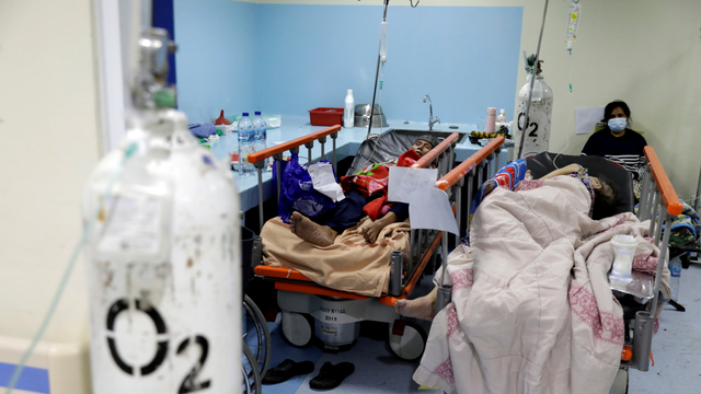 Orang-orang beristirahat di ruang gawat darurat pasien corona di sebuah rumah sakit pemerintah di Jakarta, Selasa (30/6). Foto: Willy Kurniawan/REUTERS