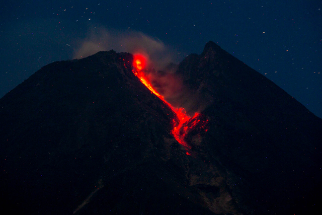 Luncuran lava pijar Gunung Merapi terlihat Desa Kalitengah, Glagaharjo, Cangkringan, Sleman, DI Yogyakarta, Rabu (30/6/2021). Foto: ANTARA FOTO/Hendra Nurdiyansyah