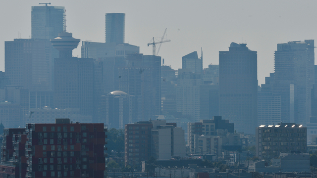 Pemandangan kota setelah cuaca terik memicu Air Quality Advisory di Vancouver, British Columbia, Kanada, Senin (28/6). Foto: Jennifer Gauthier/REUTERS