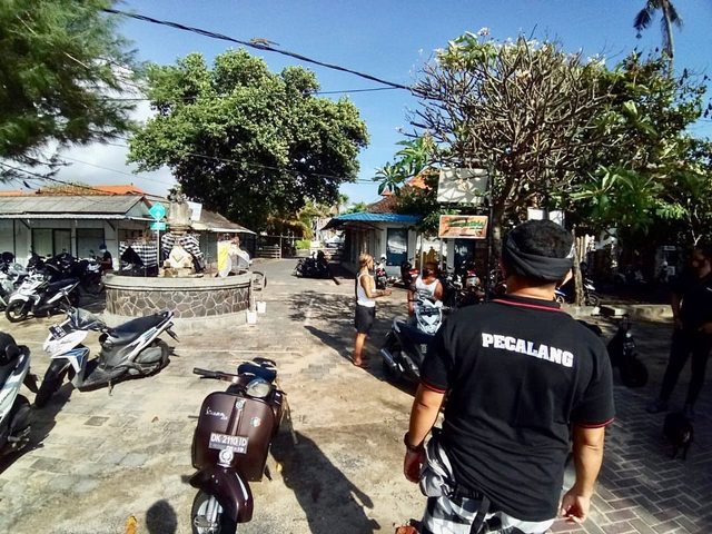 Pecalang atau petugas keamanan adat ikut melakukan pengawasan protokol kesehatan di Denpasar, Bali - IST