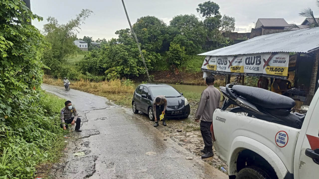 Sopir Ceroboh Saat Mundur di Tanjakan, Truk Oleng Timpa Pemotor hingga Tewas (90611)