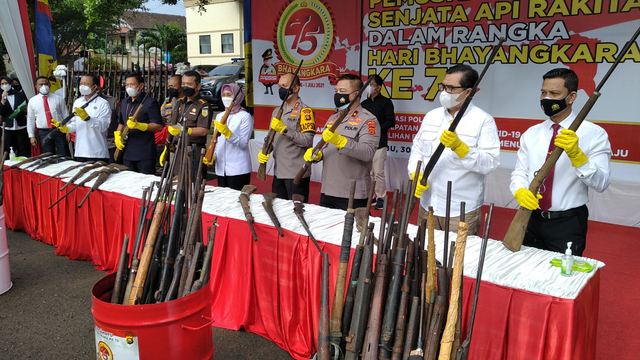 Senjata api rakitan yang diserahkan warga, ditunjukan oleh Kapolda Jambi, Pj Gubernur Jambi, dan pemimpin lainnya. (Foto: M Sobar Alfahri/Jambikita.id)