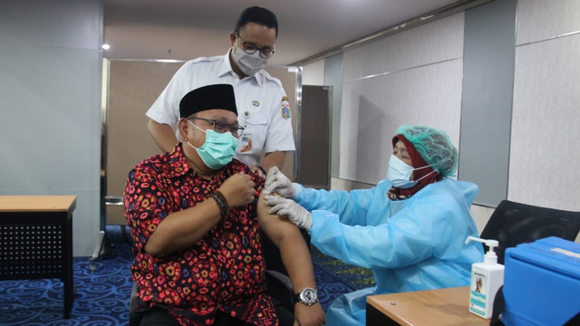 Anies Ibaratkan Fungsi Vaksin Seperti Naik Motor Pakai Helm (841497)