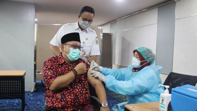 Gubernur DKI Jakarta Anies Baswedan tinjau vaksinasi ulama di Balai Kota Jakarta. Foto: Dok. Pemprov DKI Jakarta