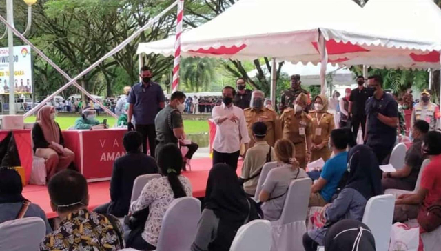 Presiden Jokowi saat meninjau langsung pelaksanaan vaksinasi di halaman Kantor Gubernur Sultra. Foto: Istimewa.