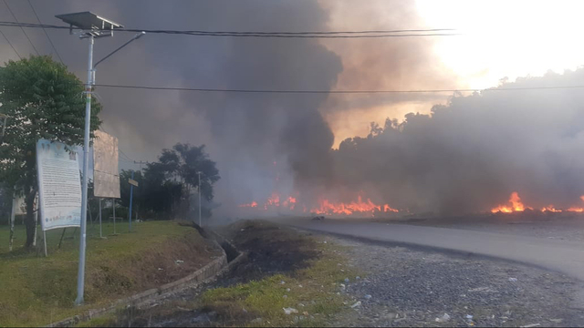 Massa pendukung pasangan calon nomor urut 1 di Pilkada Yalimo membakar sejumlah perakntoran, toko dan rumah warga di Elelim, ibu kota Kabupaten Yalimo. (Dok istimewa)