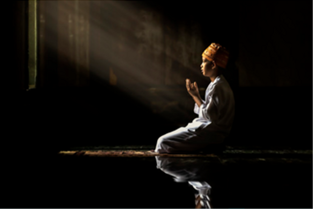 Orang yang sedang bersolawat Munjiyat.https://www.freepik.com/