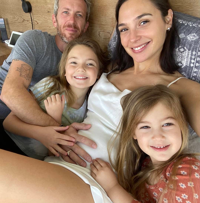 Gal Gadot bersama keluarganya. Foto: Instagram @gal_gadot.