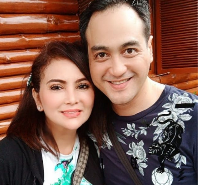 Ferry Irawan dan istri. Foto: Instagram/angginovitaofficial