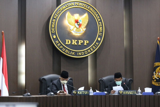 Sidang pelanggaran kode etik DKPP terhadap anggota KPU Prabumulih. (foto: Dok DKPP)