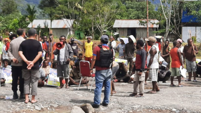 Massa pendukung Erdi Dabi-Jhon Wilil yang marah pasca putusan MK. (Dok Humas Polda Papua)