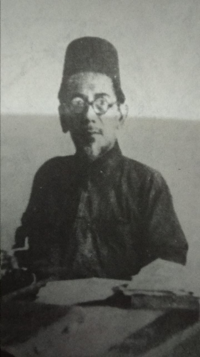 Foto Haji Agus Salim dalam (repro buku J.Th. Petrus Blumberger, De Nationalische Beweging in Nederlandsch-hlm.331)