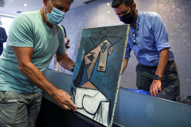 Konfrensi pers lukisan "Woman's Head" karya Pablo Picasso yang dicuri dari Galeri Nasional Yunani. Foto: Costas Baltas/Reuters