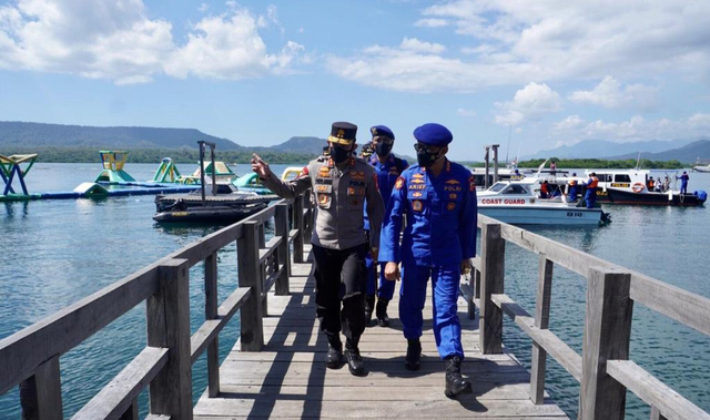 Kabaharkam Mabes Polri Komjen Pol. Arief Sulisyanto, saat meninjau upaya pencarian korban tenggelamnya KMP Yunice, di Pelabuhan Gilimanuk, Rabu (30/6) kemarin. Foto-foto: Istimewa