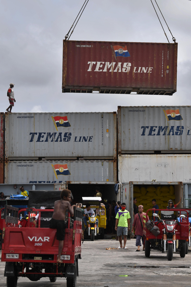 Suasana bongkar muat barang di Pelabuhan Agats, Asmat, Papua, Rabu (30/6/2021). Foto: Puspa Perwitasari/Antara Foto