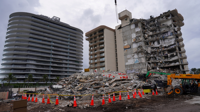 Suasana operasi pencarian dan penyelamatan di bangunan perumahan Champlain Towers South yang runtuh di Surfside, dekat Miami Beach, Florida, AS, (29/6). Foto: MDFR/Handout via REUTERS