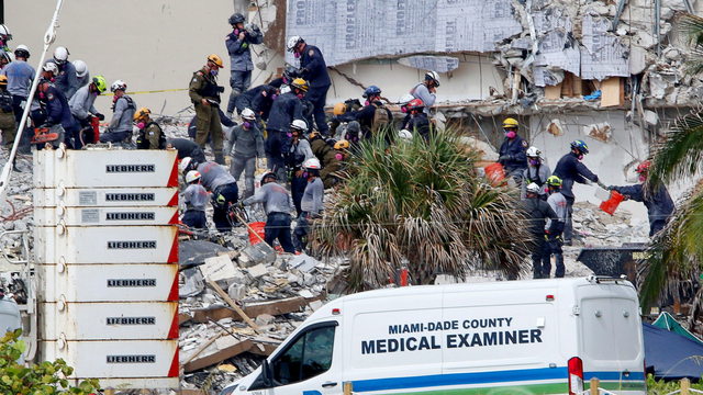 Petugas darurat melakukan upaya pencarian dan penyelamatan di bangunan runtuh di Surfside, dekat Miami Beach, Florida, AS, (29/6). Foto: Joe Skipper/REUTERS