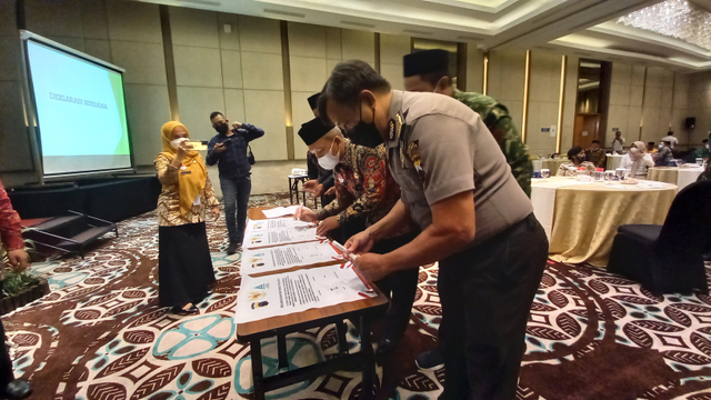 Tokoh masyarakat bersama TNI dan Polri menandatangani deklarasi damai yang digelar usai kasus perusakan makam di Solo