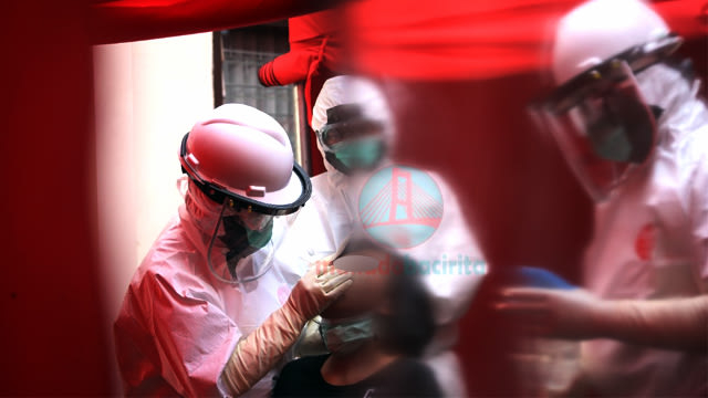 Tes Swab PCR dilakukan oleh petugas medis kepada warga di Sulawesi Utara