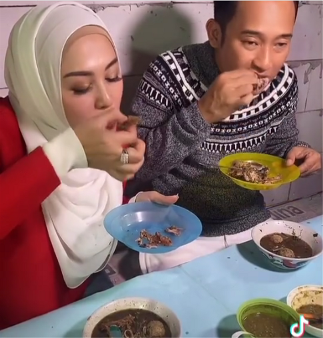 Nikmati Bakso Comberan Denny Cagur Dan Shanty Buat Netizen Ngiler