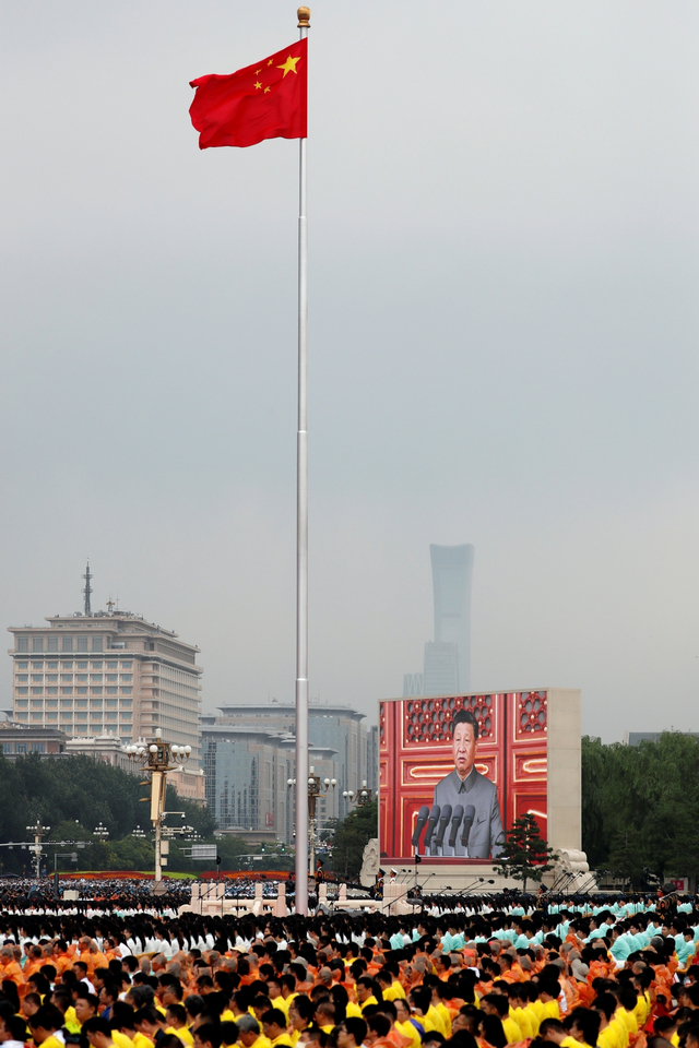 Presiden China Xi Jinping terlihat di layar raksasa saat ia menyampaikan pidato di acara peringatan 100 tahun berdirinya Partai Komunis China, di Lapangan Tiananmen di Beijing, China, Kamis (7/1). Foto: Carlos Garcia Rawlins/REUTERS
