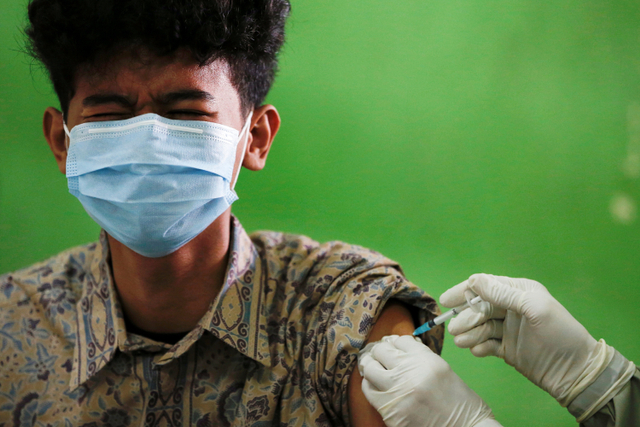 Petugas kesehatan memberikan vaksin corona kepada seorang siswa saat vaksinasi corona anak usia 12-17 tahun di SMA Negeri 20 Jakarta Pusat, Kamis (1/7).  Foto: Willy Kurniawan/REUTERS