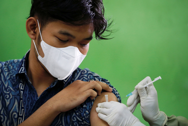 Petugas kesehatan memberikan vaksin corona kepada seorang siswa saat vaksinasi corona anak usia 12-17 tahun di SMA Negeri 20 Jakarta Pusat, Kamis (1/7).  Foto: Willy Kurniawan/REUTERS