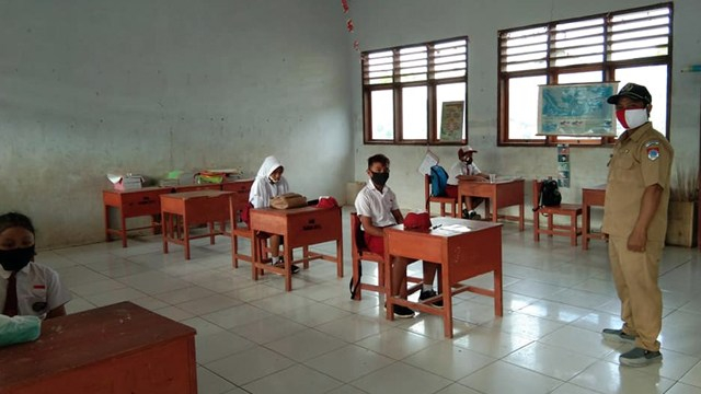 Suasana ruang kelas di masa pandemi COVID-19, yang diatur untuk memiliki jarak antar satu meja dan meja lainnya 